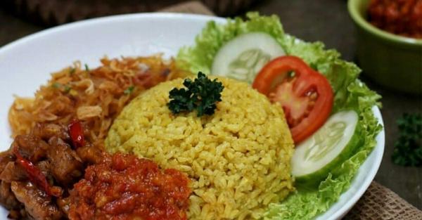 Nasi Kuning Beta tempat makan di asmat papua Nasi kuning (Foto: Instagram/guniezzt)