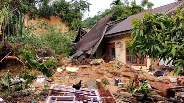Tanah longsor di Padang Pariaman Rumah di Padang Pariaman tertimbun longsor. Tiga orang dilaporkan tewas (Eka Guspriadi/MNC Portal)