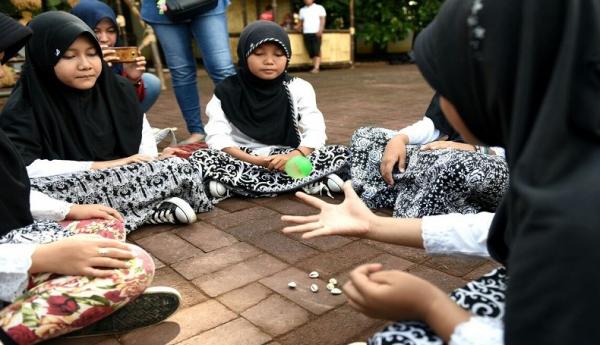Permainan tradisional bekles ini selalu dimainkan anak-anak dulu di Jabar di saat waktu luang. (Foto: diskominfo purwakarta)