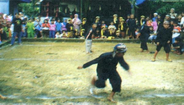  Permainan Tradisonal Galah Asin adalah sebuah permainan grup yang terdiri dari dua grup yang saling berlawanan. (Foto: disparbud.jabarprov.go.id)