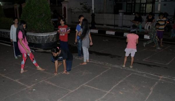       Permainan tradisional Sondah ini umumnya dimainkan oleh anak-anak perempuan. Namun tidak sedikit anak laki-laki yang juga menggemari permaianan sondah ini. (Foto: diskominfo purwakarta)