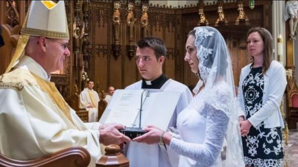 Upacara di gereja yang memasukkan Jessica Hayes sebagai anggota perawan yang disucikan. (Foto: TODAY`S CATHOLIC/JOE ROMIE)