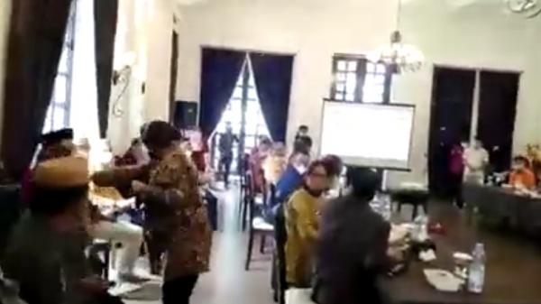 Mensos risma marah Tangkapan layar saat Mensos Risma marah sambil menunjuk-nunjuk dada pendamping PKH Dinsos Gorontalo. (Foto: ist)