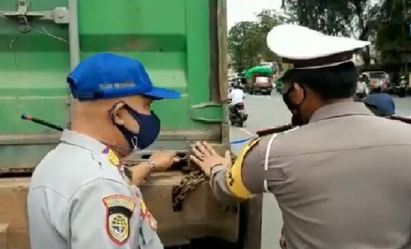 Tim gabungan menggelar razia truk kontainer peti kemas di Jalan Rahadi Oesman, Pontianak. (Foto: iNews/Uun Yuniar)