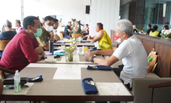 Andi Sudirman Ganjar Plt Gubernur Sulawesi Selatan Andi Sudirman bertemu dengan Gubernur Jawa Tengah Ganjar Pranowo di Hotel Suni Abepura, Papua, Sabtu (2/10/2021). (Foto: Arham Hamid)