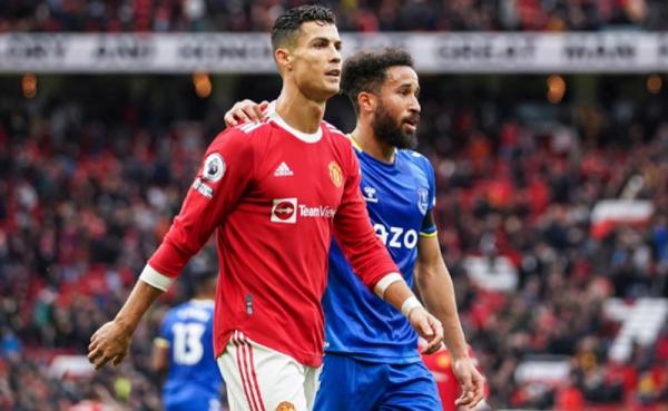 Cristiano Ronaldo Cristiano Ronaldo ngambek saat Manchester United (MU) ditahan imbang 1-1 Everton pada pekan ketujuh Liga Inggris di Old Trafford, Sabtu (2/10/2021) malam WIB. (Foto: The Sun)