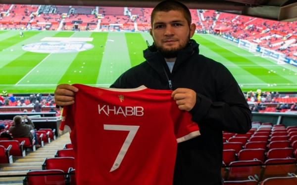 Khabib Nurmagomedov di Stadion Old Trafford Khabib Nurmagomedov mendapatkan nomor 7 dari Manchester United di Stadion Old Trafford, Sabtu (2/10/2021). (Foto: Twitter/@ManUtd)