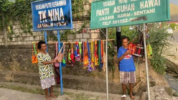 Penjual noken di Jayapura Penjual noken di Jayapura berharap ada pembeli. (Foto: iNews/Subhan Sabu).