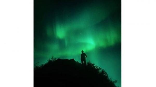 Foto viral cahaya mirip aurora di atas langit kawasan wisata Tumpeng Menoreh, Kulonprogo, DIY. (Foto: Instagram/@jhodytography)