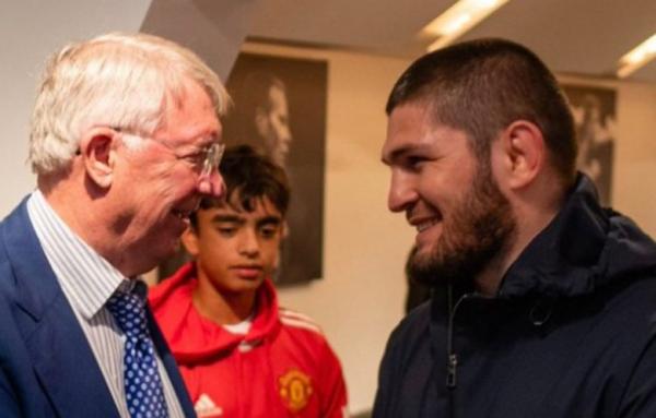Khabib Nurmagomedov diajak pelatih legendaris Manchester United (MU) Sir Alex Ferguson untuk minum wine. Jawaban mantan jagoan kelas ringan UFC itu bikin ngakak. (Foto: Twitter/ShamoonHafez)