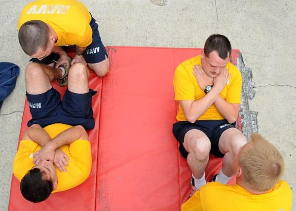 Prajurit Angkatan Laut Amerika Serikat (Navy) memeragakan sit up. (Foto: Wikimedia Commons)