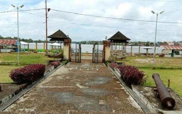 Waterfront Istana Almukarramah Sintang Waterfront Istana Almukarramah. (Foto: @kataomed)