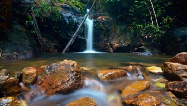 Air Terjun Batu Arang Ketapang. (Foto: Instagram @rekamata)