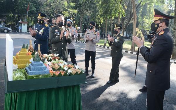 HUT TNI KODAM SILIWANGI Pangdam III/Siliwangi Mayjen TNI Agus Subiyanto menerima tumpeng dari Kapolda Jabar Irjen Pol Ahmad Dofiri. (Foto: Pendam Siliwangi)