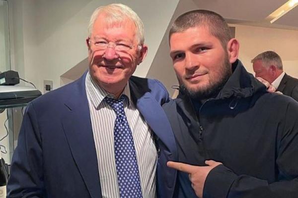 Khabib Nurmagomedov Sir Alex Ferguson Obrolan pelatih legendaris MU Sir Alex Ferguson dan Khabib Nurmagomedov di Old Trafford ternyata bukan cuma wine. Mereka juga membahas soal Cristiano Ronaldo. (Foto: Instagram/khabib_nurmagomedov)