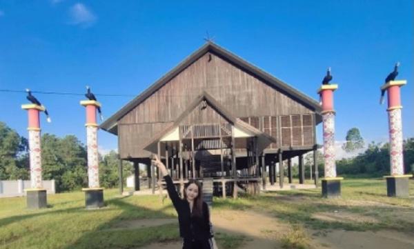 Rumah Adat Dayak Ketapang (Foto: Instagram @fiie_fifie95)