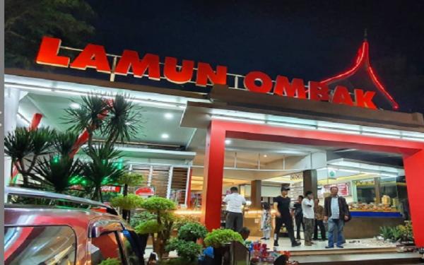 Tempat Makan di Padang, Lamun Ombak Tempat Makan di Padang, Lamun Ombak (Foto: Instagram/ sahat_simarmata)