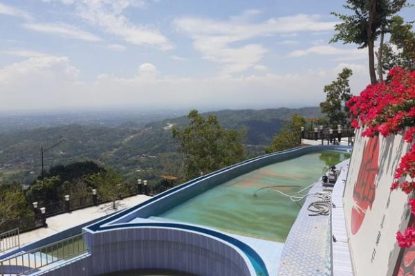Litto Litto dilengkapi juga dengan kolam renang. Hotel dan restauran lima lantai yang berada tepat di pinggir tebing ini ternyata izinnya belum lengkap. (Foto : MNC Group/Ainun Najib)