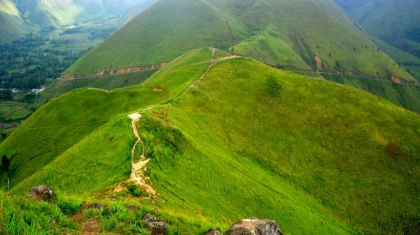 Bukit yang Ada di Sumatera Utara, Bukit Holbung (Foto: istimewa/travelspromo) Bukit yang Ada di Sumatera Utara, Bukit Holbung (Foto: istimewa/travelspromo)