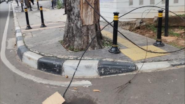 Kabel listrik terputus di Jalan Veteran Raya 3 Bintaro Pesangrahan, Jakarta Selatan setelah tersangkut truk kontainer, Rabu (6/10/2021). (Foto: TMC Polda Metro Jaya).