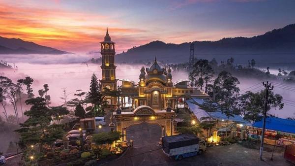 Tempat ibadah di Lampung, Masjid Jami Aminatul Jannah Lampung Barat (Instagram/ @indoflashlight)