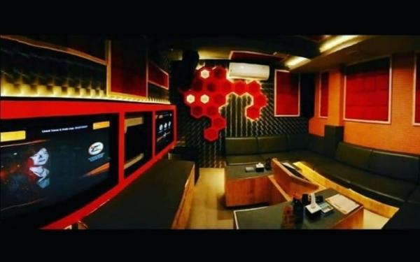 Tempat karaoke di Sumatera Selata Tempat karaoke di Sumatera Selatan lainnya yakni Ari Lasso Legend Style Karaoke. (Foto: @legendstylefamilykaraoke.plg)