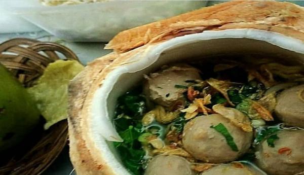 Ada yang unik di kedai bakso ini, yakni disajikan di dalam kelapa. (Instagram/@debaksoku_indonesia)