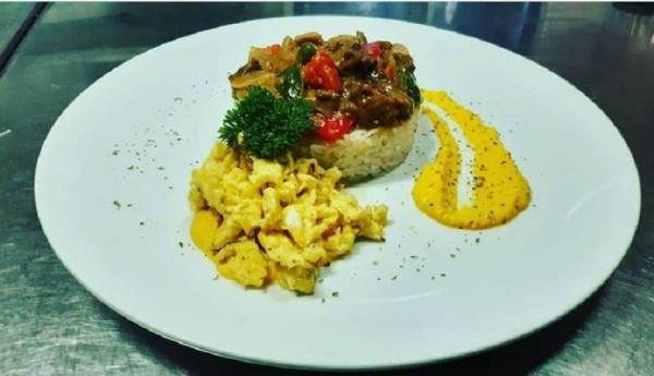 Keunikan tempat nongkrong ini adalah bisa menjadi tempat Work From Home. (Foto: Instagram/@lawangcaferesto)