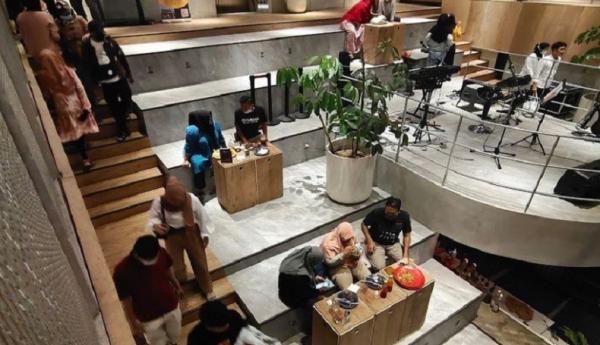 Kafe ini layak kamu kunjungi karena merepresentasikan suasana di Kota Kembang Bandung. (Foto: Instagram/@matpeci_cafe)