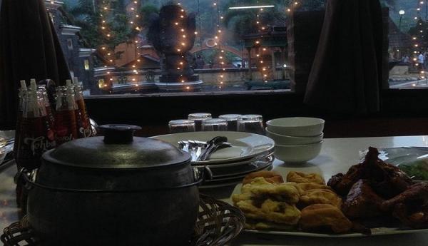Rumah Makan Joglo Suasana ala Yogyakarta menjadi khas tempat kuliner di Sumedang ini. (Foto: Instagram/@dedoxts)