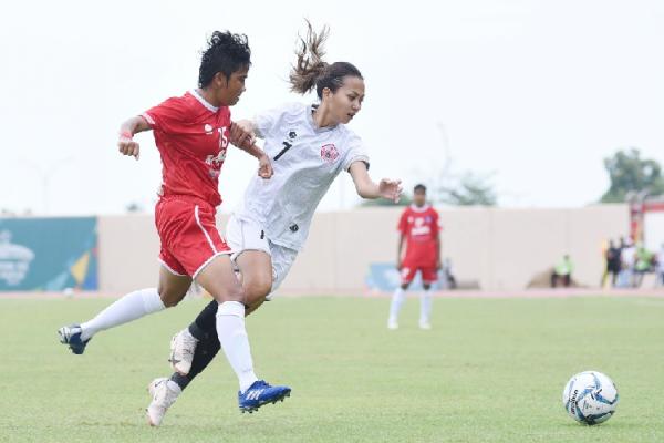 Basia Putri Basia Putri (putih) merupakan anggota tim sepak bola putri PON XX Papua 2021. Dia bermain di posisi winger. (foto: PB PON XX Papua 2021),