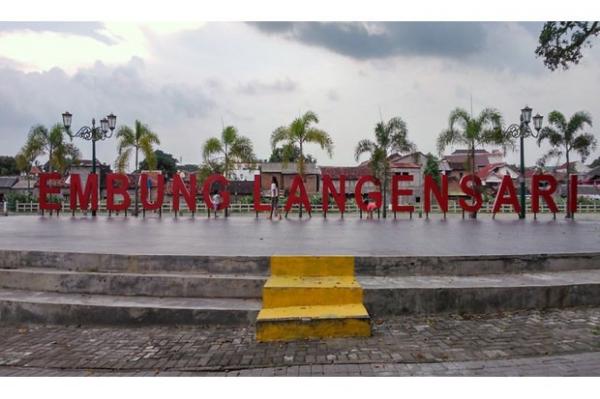 Embung Langensari Jpg Emung Langensari berada di pusat kota Jogja, sangat cocok untuk jogging. (Foto : Jogjakota.go.id)