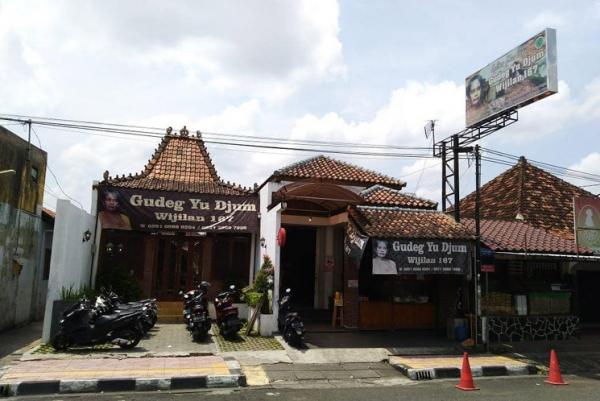 Gudeg Yu Djum Wijilan 167 Polisi menunjukkan tersangka dan barang bukti lobster yang diselundupkan, Kamis (7/10/2021). (istimewa).