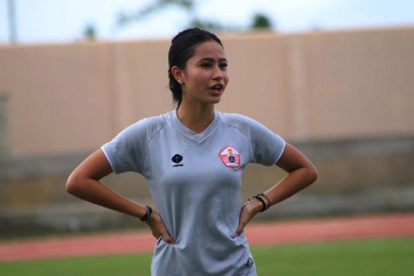 Sabreena Dessler Sabreena menjadi bintang lapangan di PON XX Papua 2021 karena paras cantiknya. Selain cantik, Sabreena juga mempunyai skill mengolah bola yang ciamik. (foto: PB PON XX Papua 2021).
