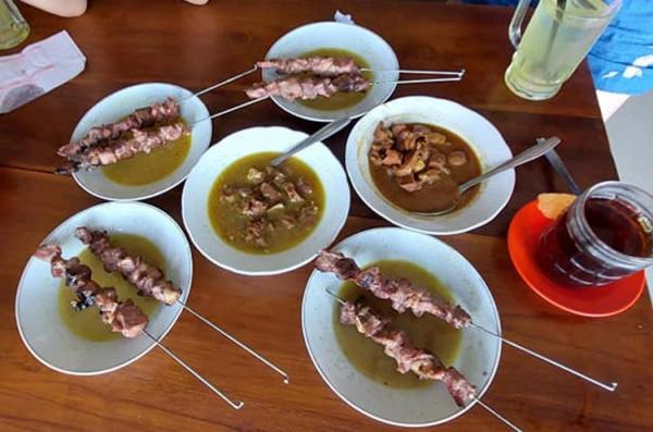 Sate Klatak Pak Pong Sate klatak Pak Pong menjadi salah satu warung makan di Yogyakarta yang harus dikunjungi wisatawan. (Foto: FB Sate pak Pong)