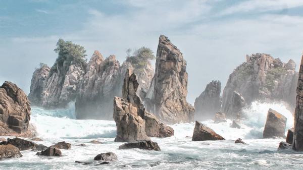 Tempat wisata di Lampung yang lagi hits, Pantai Gigi Hiu (Instagram/@entertraveller)