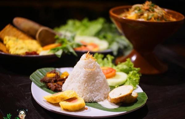 The House Of Raminten The House of Raminten menjadi tempat makan di Yogyakarta yang harus dicoba wisatawan. (Foto FB/The House of Raminten)