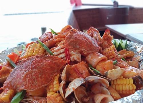 Aroma Laut di Bangka Belitung Aroma Laut, makan di atas kapal. (Foto: IG)