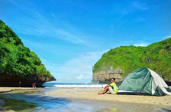Pantai Greweng Jogja Pantai Greweng menjadi salah satu tempat camping di Jogja yang cocok untuk berlibur bersama keluarga. (Foto: IG/Pantai Greweng)