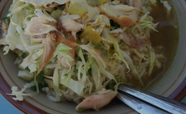 soto Soto ayam jadi menu andalan warung kuning di Malang. (Foto: Okezone/Avirista).