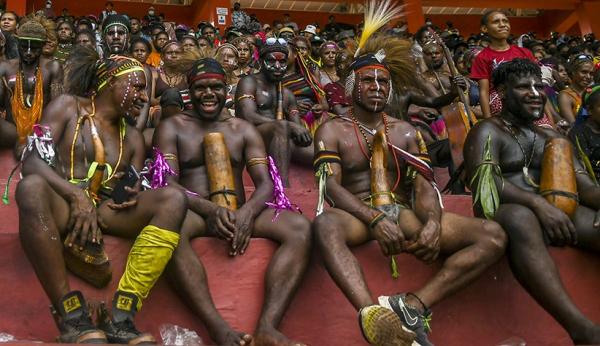 09 Ant Koteka Papua 3 Sejumlah pria di Papua saat memakai koteka.(ANTARA FOTO/Galih Pradipta)