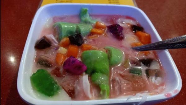 Es pisang ijo, menu di Rumah Makan Latanete, salah satu tempat kuliner di Bone Sulsel. (Foto: Istimewa)