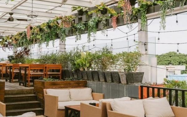 Equatore Rooftop Cafe tempat nongkrong Equatore Rooftop Cafe`, salah satu tempat nongkrong terdekat di Palembang. (Foto: Instagram/@equatore_rooftop)