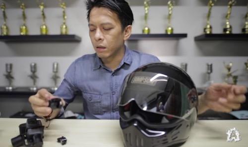 Isi rumah Ariel NOAH ternyata juga ada koleksi piala. (Foto: YouTube)