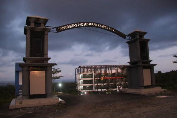     PSDKU Unpad Pangandaran yang didirikan pada tahun 2016 dengan tujuan agar masyarakat dari wilayah Pangandaran, Ciamis, Tasikmalaya dan&nbsp;sekitarnya bisa melanjutkan studi ke jenjang perguruan tinggi. (Foto: psdkupangandaran.unpad.ac.id)