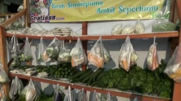 Berbagi sayur-1 Warga Dusun VII, Desa Sukaraja, Kecamatan Gedung Tataan, Pesawaran, Lampung. Mereka melakukan kegiatan sosial saling berbagi sayur dan lauk mentah (Andres Afandi/MNC POrtal)