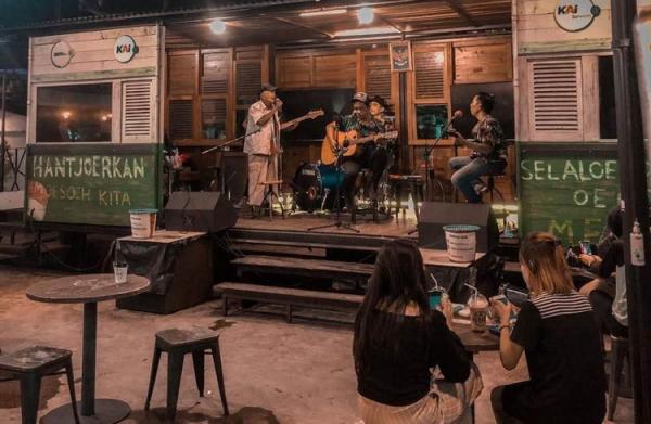 Loko Coffe Malioboro Loko Coffe Malioboro jadi tempat nongkrong terdekat di Jogja yang ada di Malioboro. (Foto: IG/LOko Coffe)