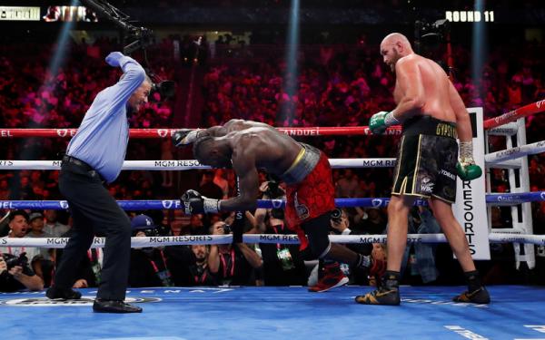 Tyson Fury vs Deontay Wilder Petinju Inggris, Tyson Fury (kanan) sukses merobohkan Deontay Wilder dalam perebutan gelar juara kelas berat WBC di T-Mobile Arena, Las Vegas, Amerika Serikat, Minggu (10/10/2021). (Foto: REUTERS/Steve Marcus)