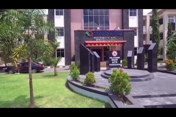 ATK Universitas di Bantul berikutnya adalah Politeknik ATK Yogyakarta. Lokasinya berada di Jalan Prof Dr Wirdjono Prodjodikoro, Glubo, Sewon, Bantul. (Foto : atk.ac.id.)