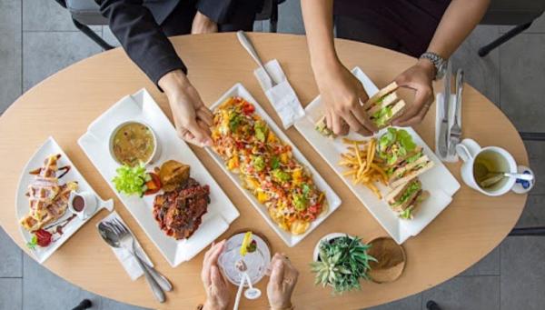 De Cafe Resto, Pastry & Bakery Balikpapan, tempat makan di Kalimantan Timur. (Foto: DECAFE Resto, Pastry & Bakery)  Artikel ini telah tayang di regional.inews.id dengan judul " 7 Tempat Makan di Kalimantan Timur, Nomor 4 Langganan Para Artis ", Klik untuk baca: https://regional.inews.id/berita/tempat-makan-di-kalimantan-timur?_ga=2.59679405.1626807613.1633931799-616326364.1630563804.   Download aplikasi Inews.id untuk akses berita lebih mudah dan cepat: https://www.inews.id/apps